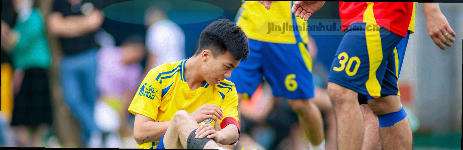 排列整齐的档案盒与卷轴标签抽象图形，暖黄与岩灰配色，横向宽幅