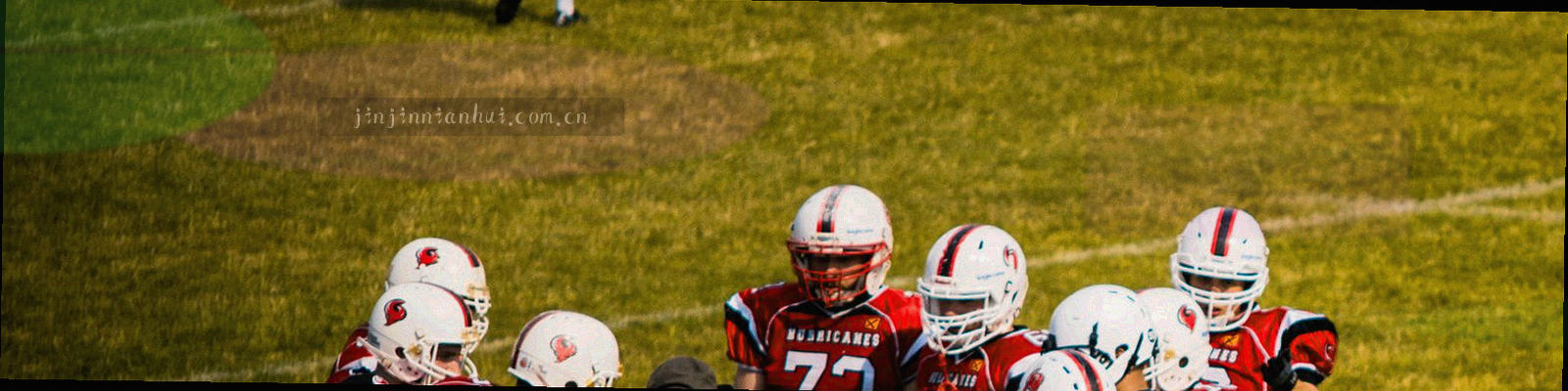 横向时间刻度与导航路径线条组合的抽象图形，鎏金线条配岩灰底
